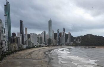 Esta imagen, distribuida por el Ayuntamiento de Balneario Camboriu, muestra una vista general de la Playa Central después de una fuerte lluvia en la ciudad de Balneario Camboriu, estado de Santa Catarina, Brasil (Ilustrativa).