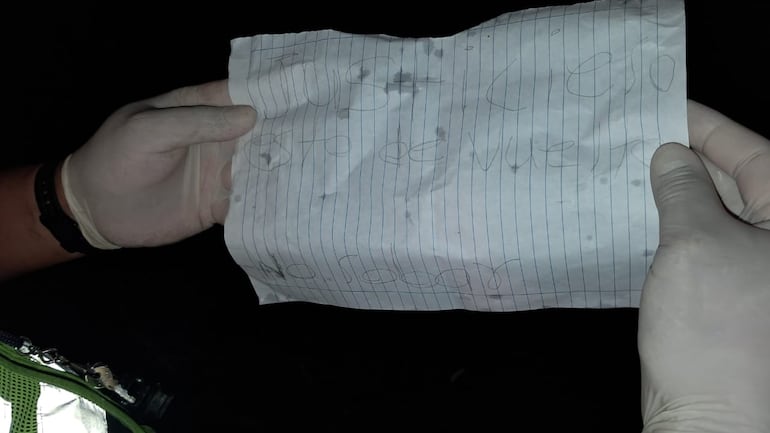 Los autores del crimen dejaron un panfleto de advertencia cerca del cadáver.