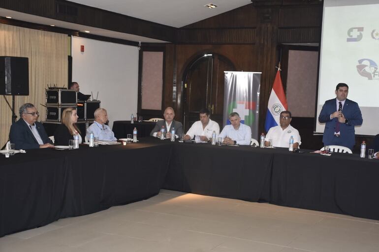 Hablando, el presidente del Senacsa, Dr. José Carlos Martin, en reunión en la Rural, con los directivos de Fundassa.