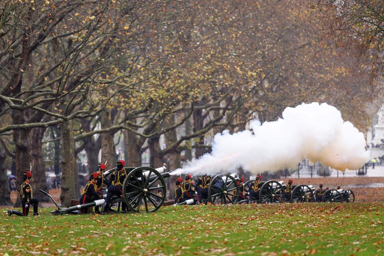 Miembros de la Tropa Real de Artillería a Caballo del Rey dispararon una salva real de 41 cañonazos en Green Park para conmemorar el 77º cumpleaños del rey Carlos III en Londres, Gran Bretaña. (EFE/EPA/TOLGA AKMEN)