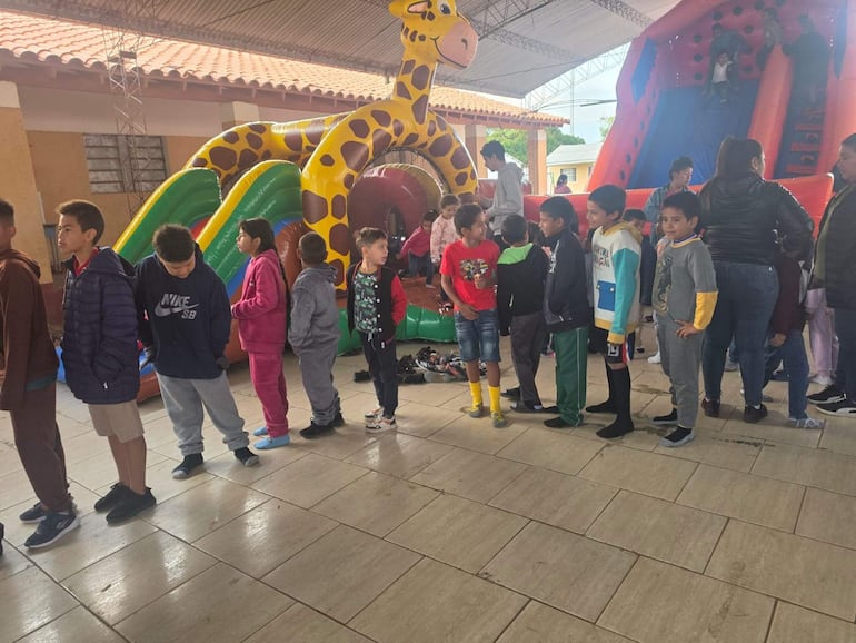Grupo de niños disfrutando de los juegos