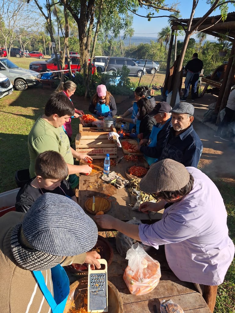 Cada 20 de julio, los feligreses ofrecen el tradicional karu guasu, un encuentro de fraternidad y solidaridad donde comparten alimentos con las familias, fortaleciendo los lazos de la comunidad en torno a la fe y la devoción al Divino Niño Jesús.