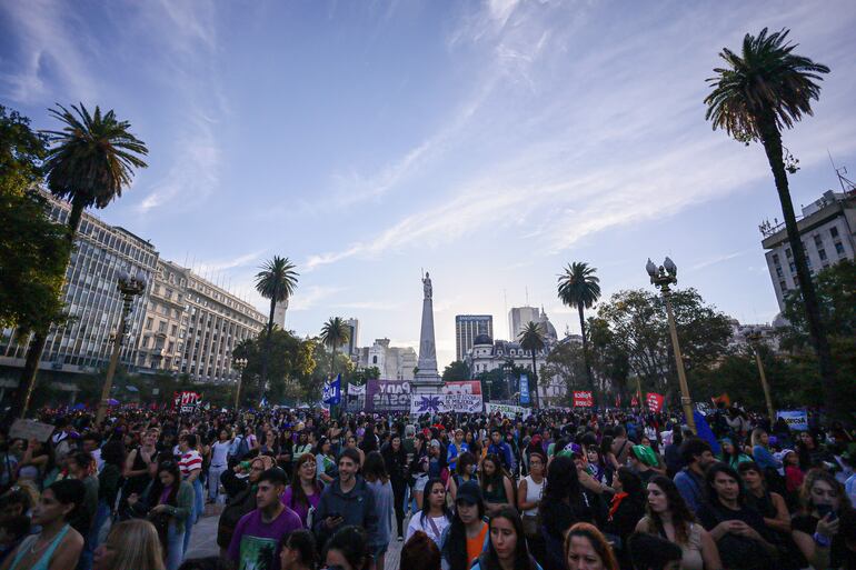 Mujeres participan en una manifestación en el marco del Día Internacional de la Mujer este sábado, en Buenos Aires (Argentina).