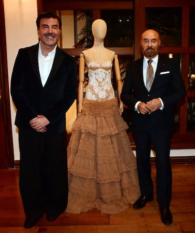 Javier Saiach y Pierre Christian Soccoja, embajador de Francia en Paraguay, junto a uno de sus diseños de "El vuelo inesperado".