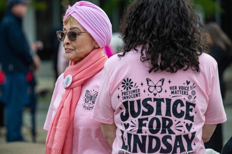 Partidarios de Lindsay Clancy se reúnen frente al Tribunal Superior del condado de Plymouth, en Plymouth, Massachusetts, el 29 de septiembre de 2026.