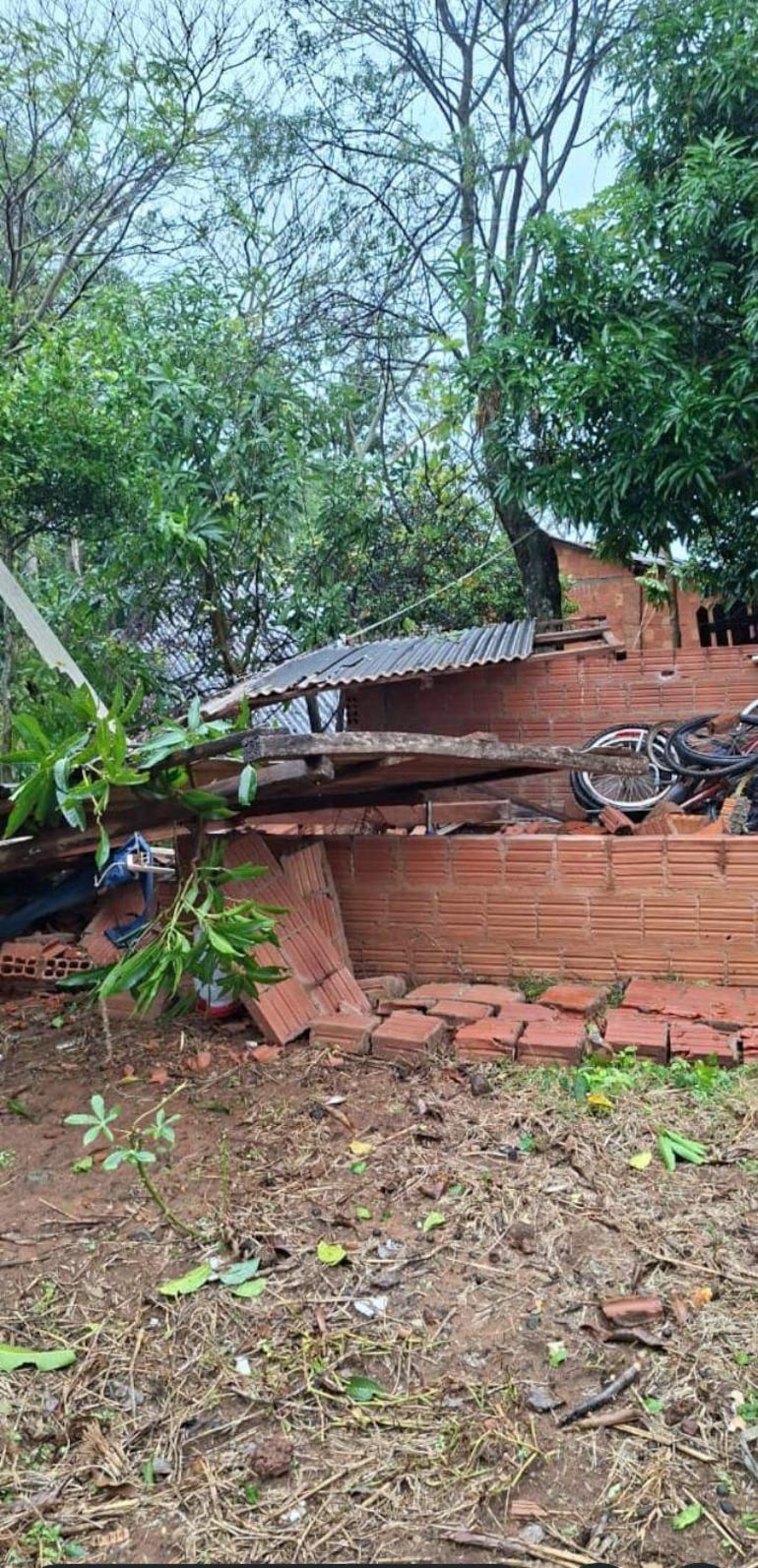Una vivienda de Capitán Bado presenta serios daños tras un temporal.