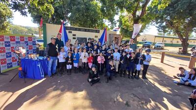 Gran cantidad de participantes con sus trofeos en el Concurso “Interescuelas” en el Acá Carayá.