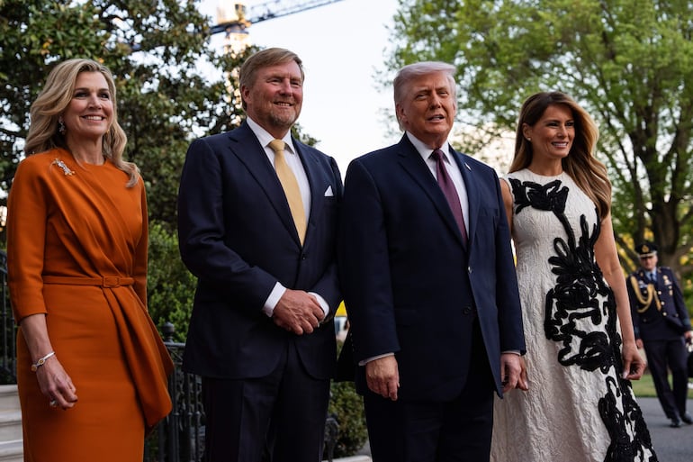 La reina Máxima de los Países Bajos, el rey Guillermo Alejandro de los Países Bajos, el presidente de los Estados Unidos, Donald Trump, y la primera dama Melania Trump durante una ceremonia de llegada frente a la Casa Blanca en Washington. (EFE/EPA/SALWAN GEORGES / POOL)