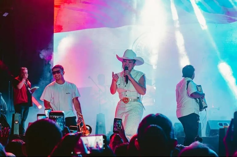 Mily Brítez cautivó al público con un repertorio de alegres canciones.