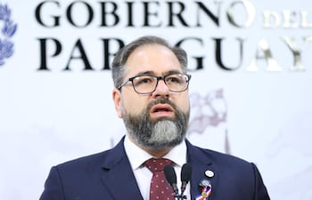 El ministro de Justicia de Paraguay, Rodrigo Nicora, habla en una rueda de prensa tras el operativo Umbral 3.5.