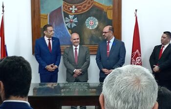 El nuevo director de Ciencias Políticas, Ángel Barchini, el decano de Derecho UNA, Carlos González Morel y el ex director Rubén Galeano.