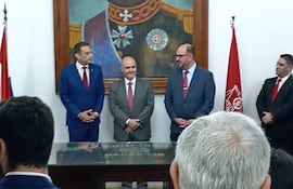 El nuevo director de Ciencias Políticas, Ángel Barchini, el decano de Derecho UNA, Carlos González Morel y el ex director Rubén Galeano.