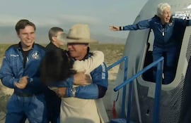 Esta imagen fija, tomada de un video de Blue Origin, muestra a Jeff Bezos (centro), Wally Funk (derecha) y Oliver Daemen (izquierda) tras el regreso desde el espacio de la cápsula reutilizable New Shepard, que aterrizó de forma segura el 20 de julio de 2021 en Van Horn, Texas.