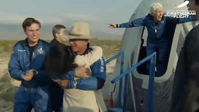 Esta imagen fija, tomada de un video de Blue Origin, muestra a Jeff Bezos (centro), Wally Funk (derecha) y Oliver Daemen (izquierda) tras el regreso desde el espacio de la cápsula reutilizable New Shepard, que aterrizó de forma segura el 20 de julio de 2021 en Van Horn, Texas.