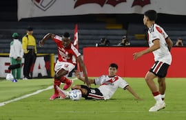 Helibelton Palacios (i) de Santa Fe disputa el balón con Tomás Galván de River Plate este miércoles, en el partido de ida por los octavos de final de la Copa Sudamericana entre Santa Fe y River Plate en el estadio El Campín, en Bogotá (Colombia). EFE/ Mauricio Dueñas Castañeda