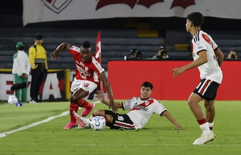 Helibelton Palacios (i) de Santa Fe disputa el balón con Tomás Galván de River Plate este miércoles, en el partido de ida por los octavos de final de la Copa Sudamericana entre Santa Fe y River Plate en el estadio El Campín, en Bogotá (Colombia). EFE/ Mauricio Dueñas Castañeda
