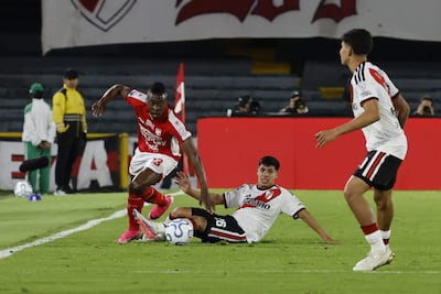 Helibelton Palacios (i) de Santa Fe disputa el balón con Tomás Galván de River Plate este miércoles, en el partido de ida por los octavos de final de la Copa Sudamericana entre Santa Fe y River Plate en el estadio El Campín, en Bogotá (Colombia). EFE/ Mauricio Dueñas Castañeda