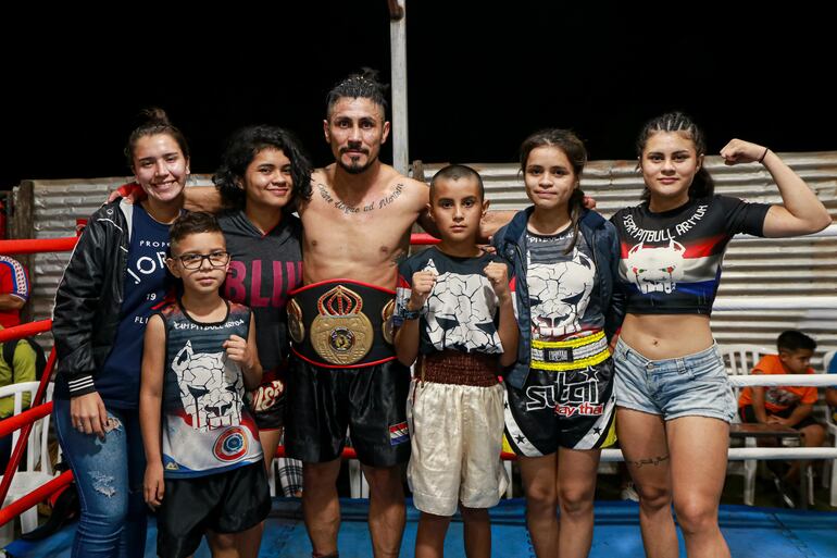 Pitbull Armoa, con sus hijos, luego de la espectacular victoria.
