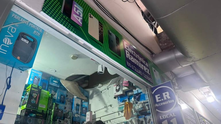 Interior del local 'Electrónica Ramírez' con productos tecnológicos, sin personas visibles.
