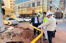 Representantes de la Ande y la constructora observan la situación de la zona de obras de cableado subterráneo.