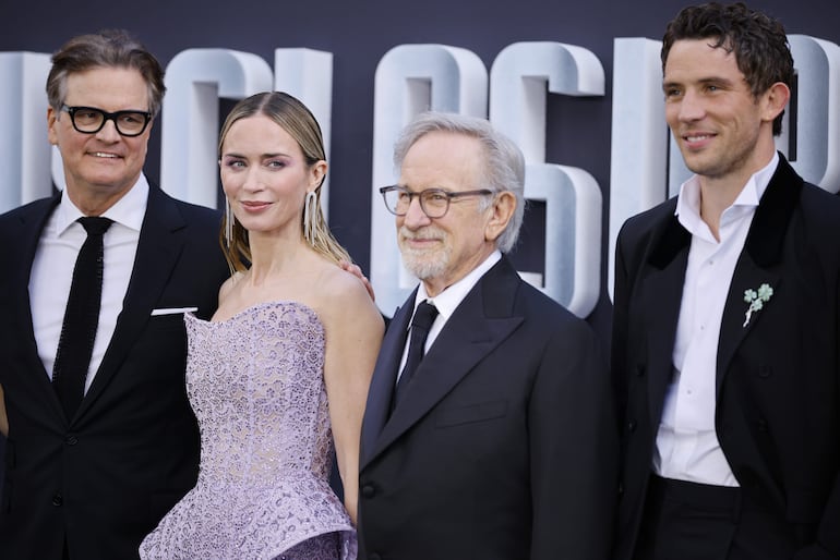 Steven Spielberg con los actores Colin Firth (a la izquierda), Emily Blunt y Josh O'Connor.