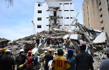 Equipos de rescate y voluntarios buscan supervivientes entre los escombros de un edificio derrumbado tras el terremoto que sacudió Cali, Colombia.