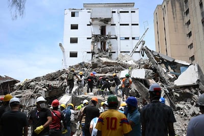 Equipos de rescate y voluntarios buscan supervivientes entre los escombros de un edificio derrumbado tras el terremoto que sacudió Cali, Colombia.