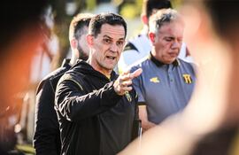 El argentino Víctor Bernay, entrenador de Guaraní, conversa con los jugadores en la previa de una movilización en el Comité Olímpico Paraguayo, en Luque, Paraguay.