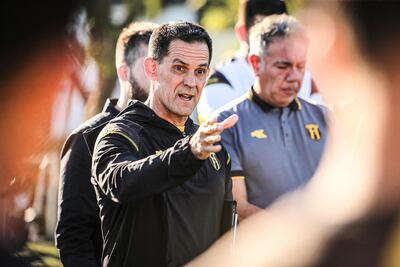 El argentino Víctor Bernay, entrenador de Guaraní, conversa con los jugadores en la previa de una movilización en el Comité Olímpico Paraguayo, en Luque, Paraguay. 