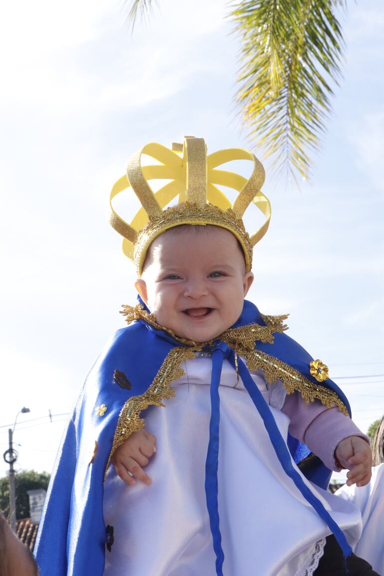 Hay familias que llevan a sus pequeños vestidos con atuendos en honor a la Virgen, como símbolo de fe y agradecimiento.