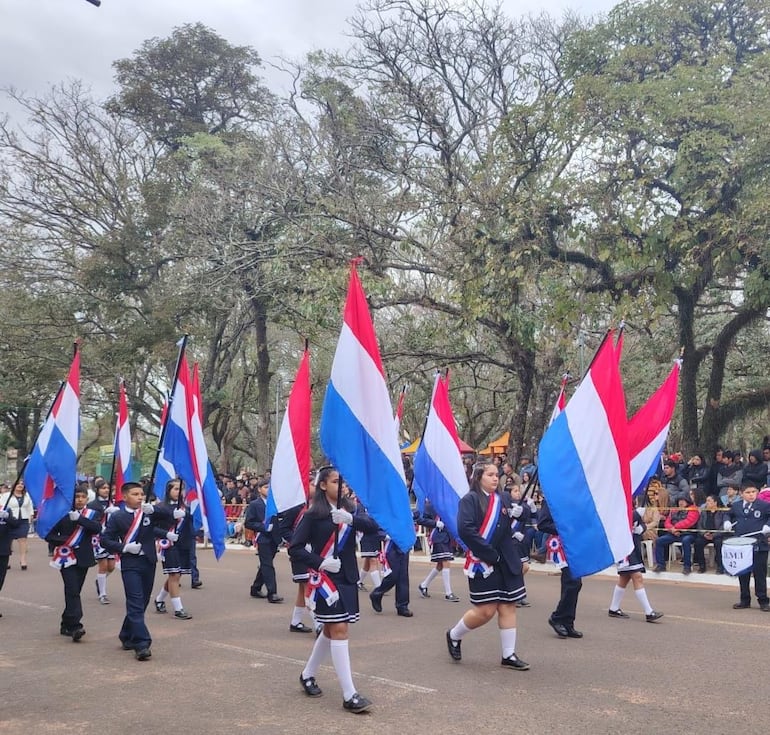 Los estudiantes engalanaron el desfile con entusiasmo, alegría y espíritu festivo.