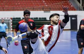 Ángel Marecos se dispone a rematar a la valla incaica, en el juego que Paraguay consiguió su primer triunfo en el SCA Handball.