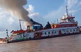 Incendio en un remolcador que navegaba por el río Paraguay en zona de Alberdi, departamento de Ñeembucú.