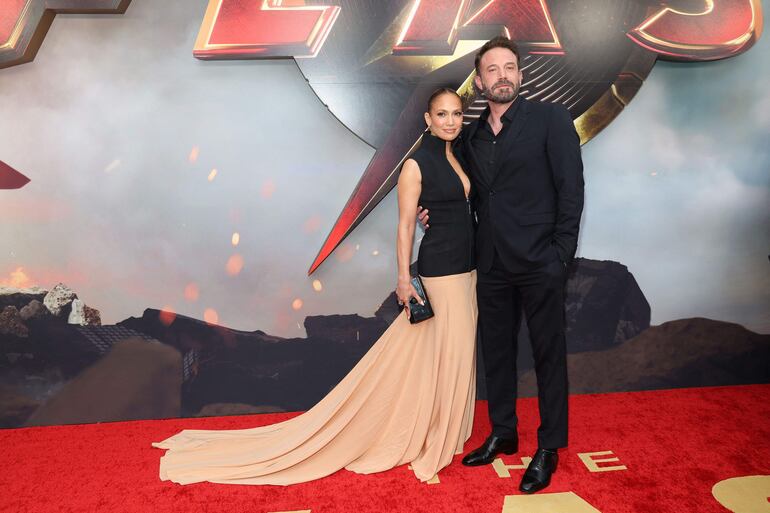 Jennifer López y Ben Affleck pasaron por la alfombra roja de "The Flash" muy elegantes.  (Phillip Faraone/Getty Images/AFP)
