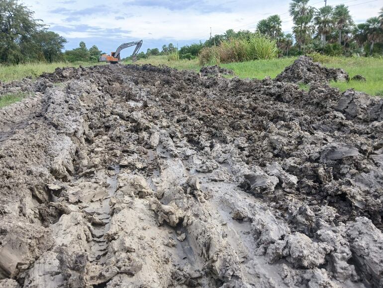 Lluvias retrasan trabajos en caminos inundados de Alto Paraguay y máquinas de la Gobernación no llegan
