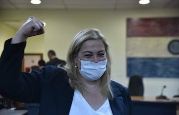 Una de las imágenes más emblemáticas de la Abg. María Esther Roa, en el marco de su lucha contra la corrupción: la celebración tras su absolución en el juicio por supuesta violación de la cuarentena sanitaria por covid 19.