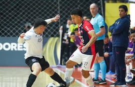 Diego Poggi, autor del gol de Cerro Porteño, maniobra durante el partido de este lunes contra Colo Colo, en Carlos Barbosa.