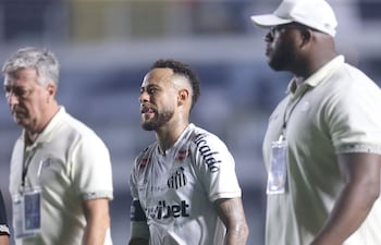 Neymar Jr. (c) de Santos, reaccionó este lunes ante las críticas de los fanaticos del Santos.