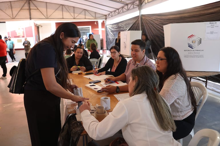 Una persona asiste a un punto de votación este domingo, durante la jornada de elecciones internas en Asunción.