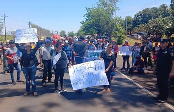 Los pobladores de Lima, además de exigir el recapado de la ruta PY08 también pidieron justicia para dos vecinos que fueron víctimas de un accidente de tránsito