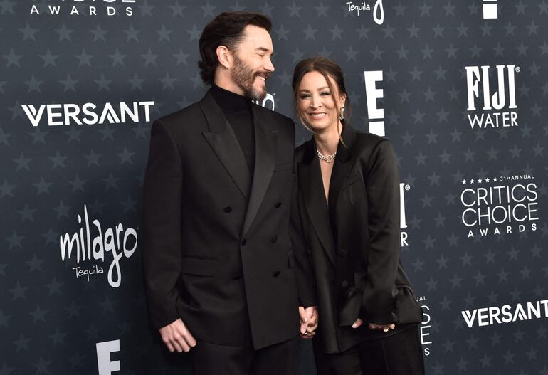 La actriz Kaley Cuoco y su esposo, el actor Tom Pelphrey, entre miradas de amor y complicidad en los Critics Choice Awards. (Chris Delmas / AFP)