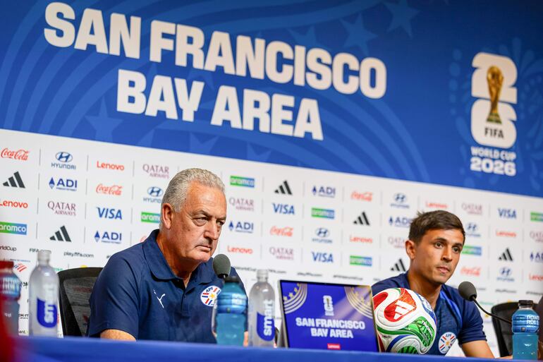 El seleccionador de Paraguay, Gustavo Alfaro (i), y Andrés Cubas asisten a una rueda de prensa en el estadio Levi´s este miércoles, en Santa Clara, California (Estados Unidos).