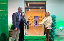 El presidente de Comfort Sport, Evelio René Giménez González; la vicepresidenta, María Carolina Giménez González; y la directora, Carmen López Argüello, encabezaron el tradicional corte de cinta del nuevo local de la firma en Caacupé.