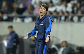 El director técnico argentino de Universidad Católica, Daniel Garnero, gesticula durante el partido de fútbol de la fase de grupos de la Copa Libertadores entre Universidad Católica de Chile y Boca Juniors de Argentina, en el estadio Claro Arena de Santiago.