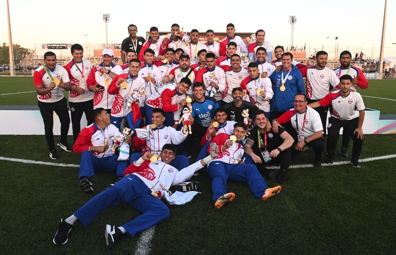 La Selección Paraguaya celebra tras alcanzar la medalla de oro en fútbol masculino de los Juegos Suramericanos Asu 2022.