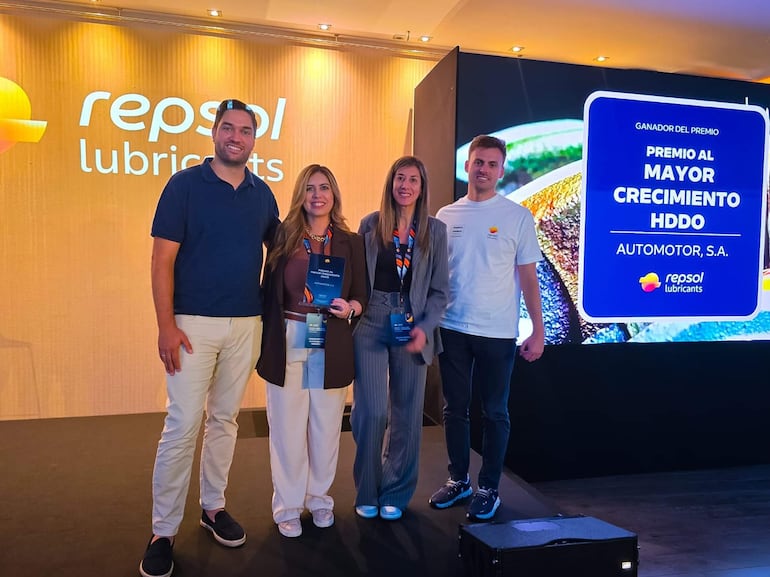 El equipo de Automotor recibió con orgullo el premio en España.