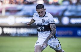 El argentino Facundo Zabala, futbolista de Olimpia, en el partido frente a Nacional por la primera fecha del torneo Clausura 2025 de la Primera División de Paraguay en el estadio Defensores del Chaco, en Asunción, Paraguay.
