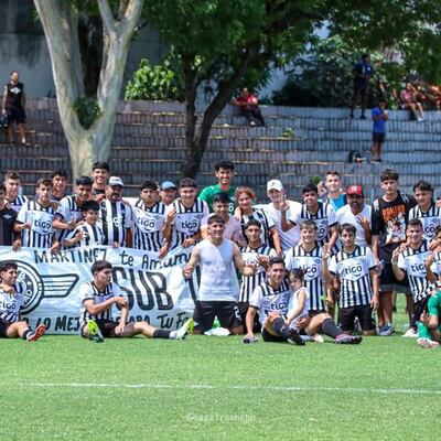 Festejo de los gumarelos luego del triunfo