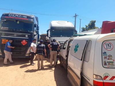 Momentos en que los intervinientes recaban datos sobre este nuevo caso de fallecimiento de un conductor boliviano en la ciudad de San Antonio.