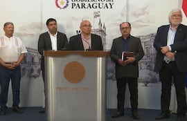 Representantes de radios comunitarias, tras una reunión con Santiago Peña en Mburuvicha Róga.